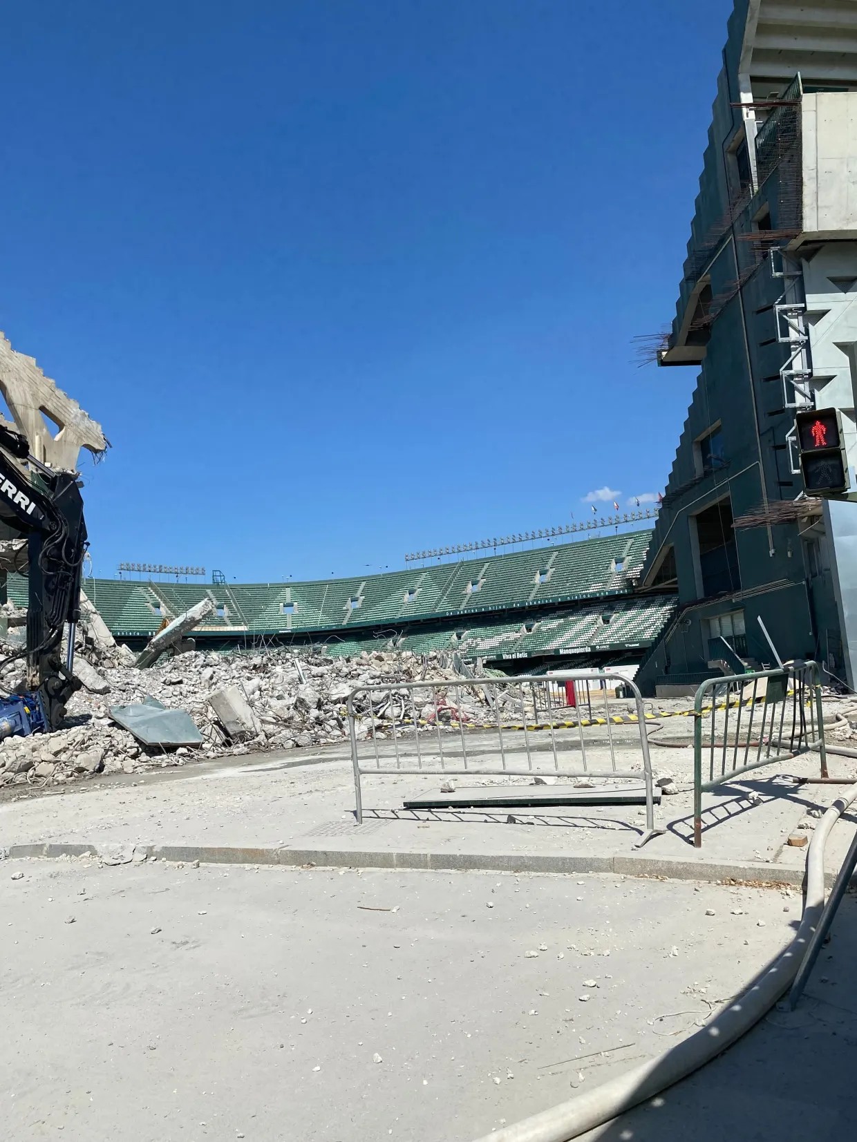 重建主看台 重建主看台